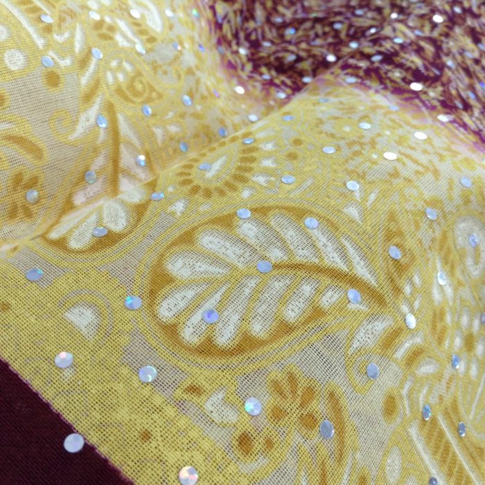Sari indiano com estampa de pavões e arabescos - Tie Dye vinho e bege