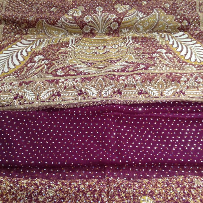 Sari indiano com estampa de pavões e arabescos - Tie Dye vinho e bege