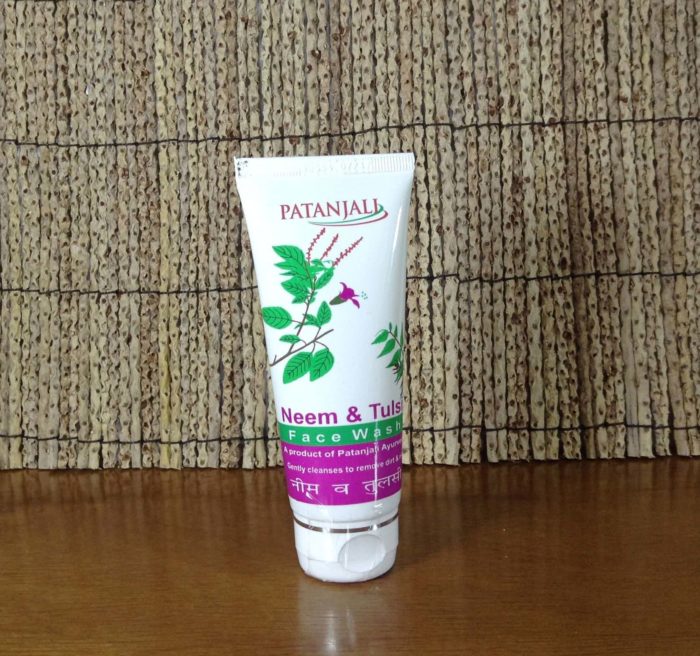 Gel de limpeza facial Patanjali Neem e Tulsi - sem sabão (60g)