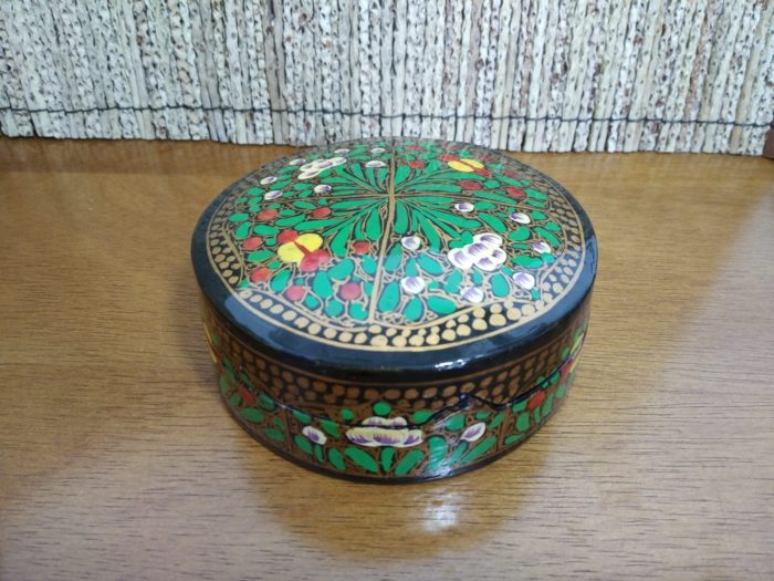 Porta copos feito a mão com pintura em papel machê