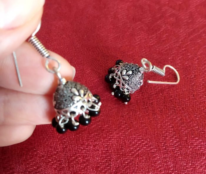 Brinco indiano Jhumka de sino pequeno com berloques preto