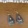 Brinco indiano de metal com embutimento de pedras naturais (turquesa e coral) - gota