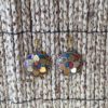 Brinco indiano de metal com embutimento de pedras naturais (turquesa e coral) - folhinhas