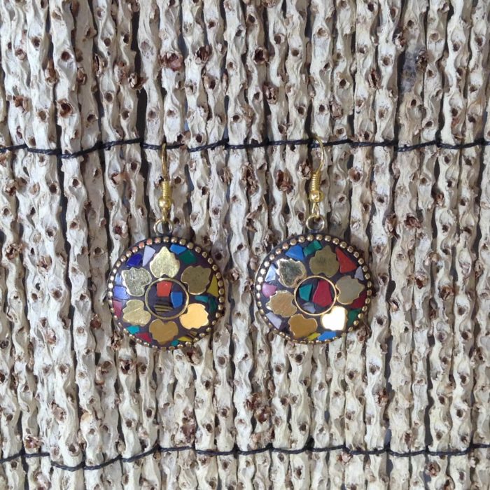 Brinco indiano de metal com embutimento de pedras naturais (turquesa e coral) - folhinhas