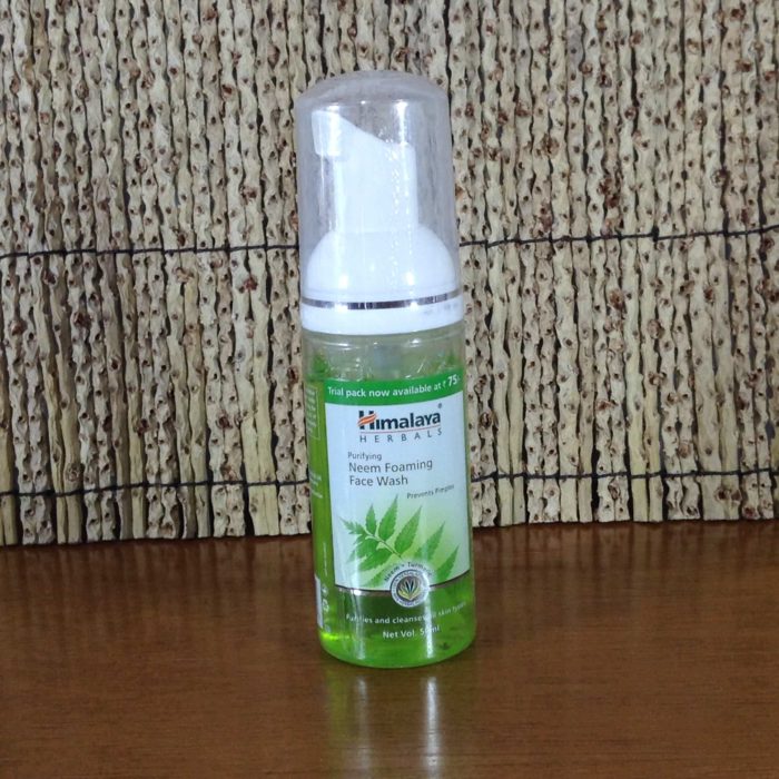 Espuma de limpeza facial sem sabão da Himalaya "Purifying Neem Foaming Face Wash" (50ml)