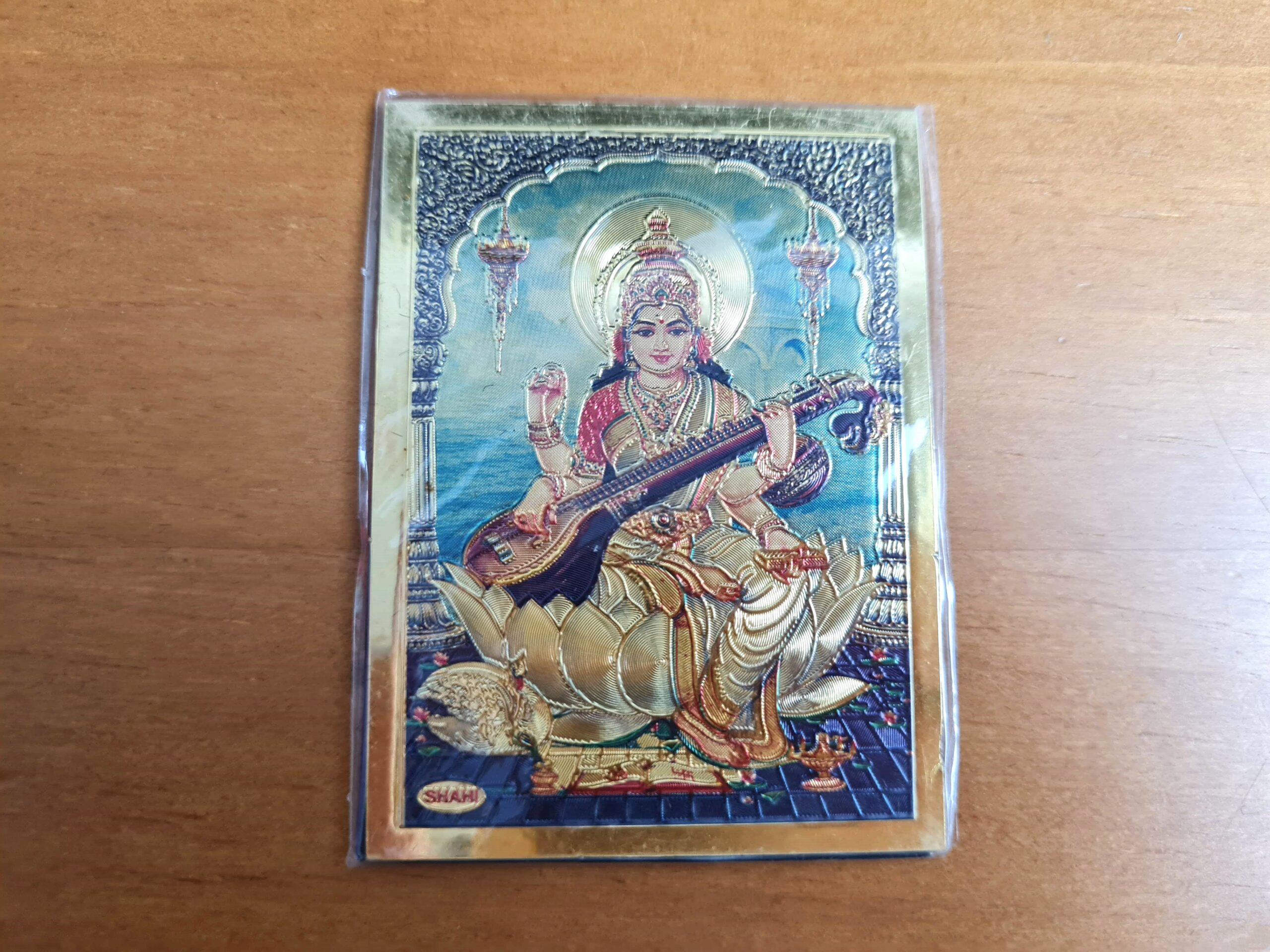 Ímã de geladeira dourado com a Deusa Saraswati