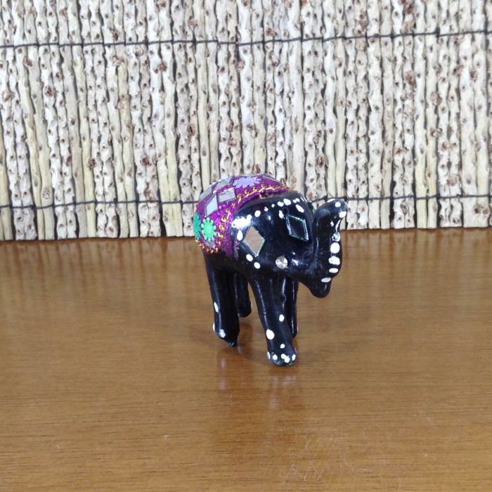 Escultura de mini elefante estilizado e resinado - roxo