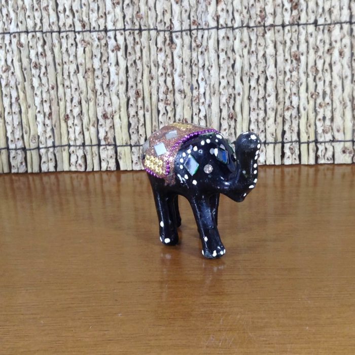 Escultura de mini elefante estilizado e resinado - rosa