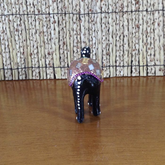 Escultura de mini elefante estilizado e resinado - rosa