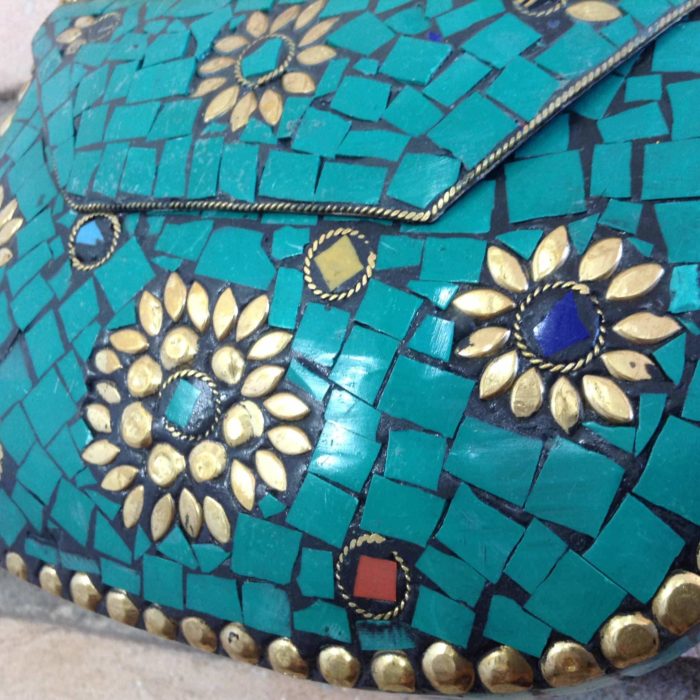 Bolsinha indiana rígida de metal com mosaico de pedras naturais
