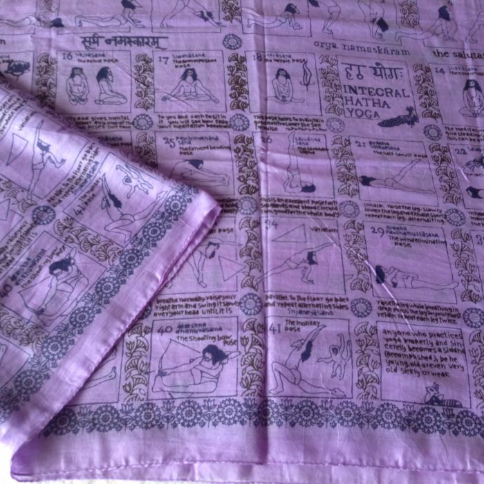 Chaddar Yoga - Manto fino retangular com posturas do Hatha Yoga (lilás)