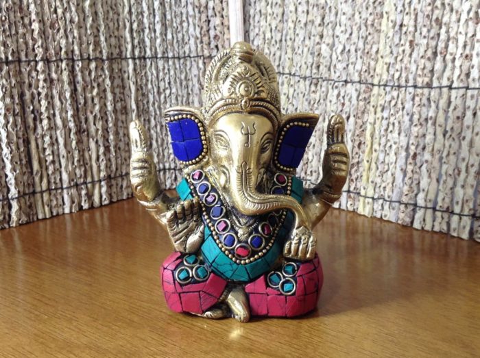 Estátua de Ganesha em bronze com pedras naturais embutidas (12 cm)