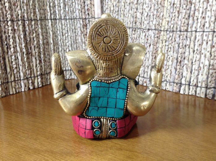 Estátua de Ganesha em bronze com pedras naturais embutidas (12 cm)