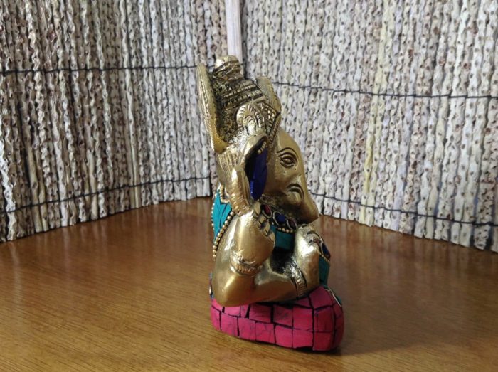 Estátua de Ganesha em bronze com pedras naturais embutidas (12 cm)