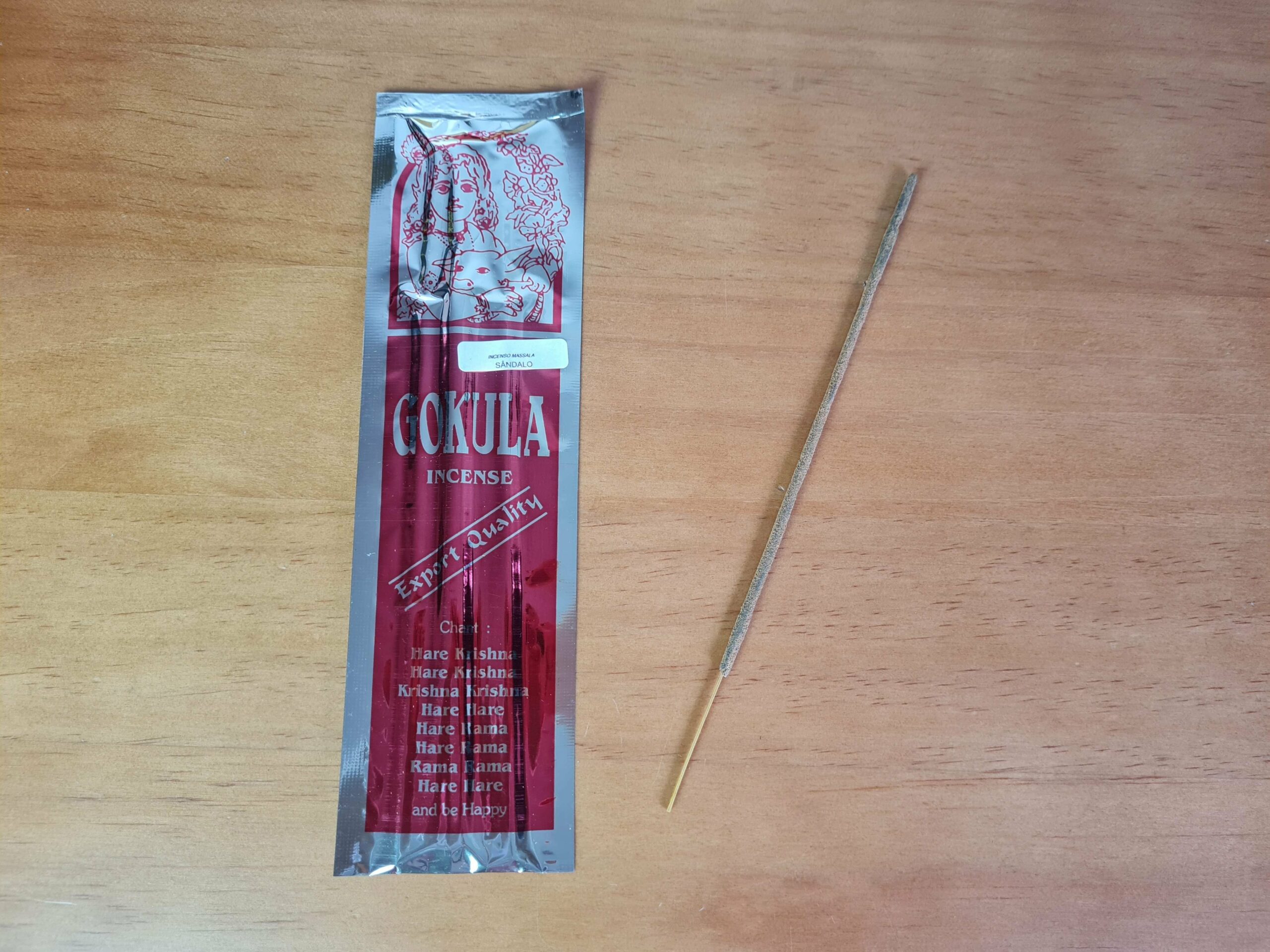 Incenso indiano feito a mão em Vrindavan na Índia, com especiarias e óleos essenciais (aroma sândalo)