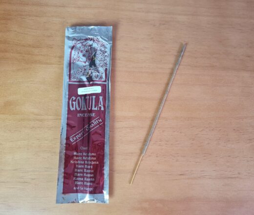 Incenso indiano feito a mão em Vrindavan na Índia, com especiarias e óleos essenciais (aroma Flores de Vrindavan)