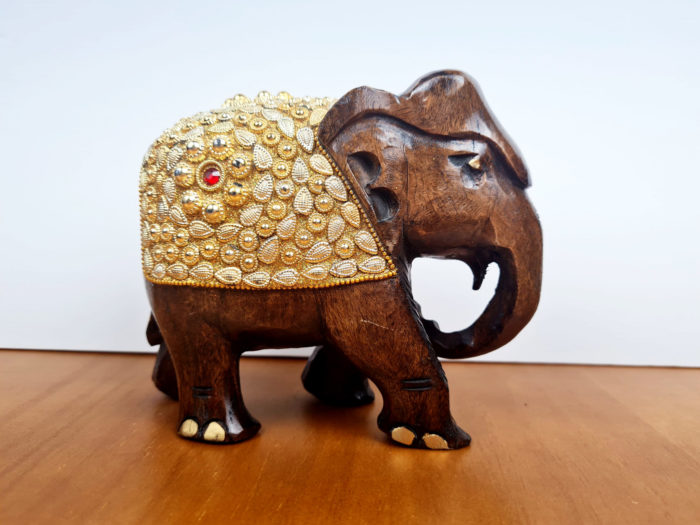 elefante indiano de madeira com dourado
