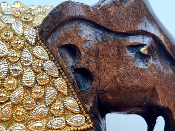 Elefante indiano de madeira com incrustações douradas 16 cm