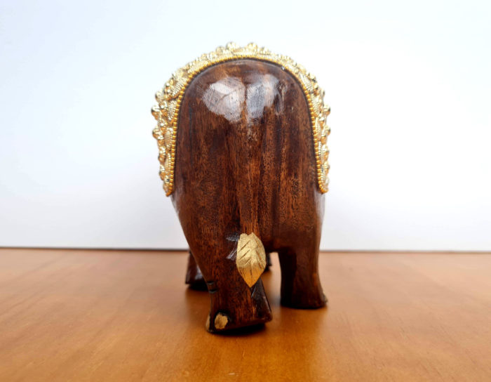 Elefante indiano de madeira com incrustações douradas 16 cm