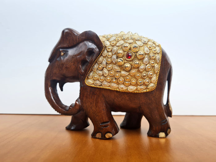 Elefante indiano de madeira com incrustações douradas 16 cm