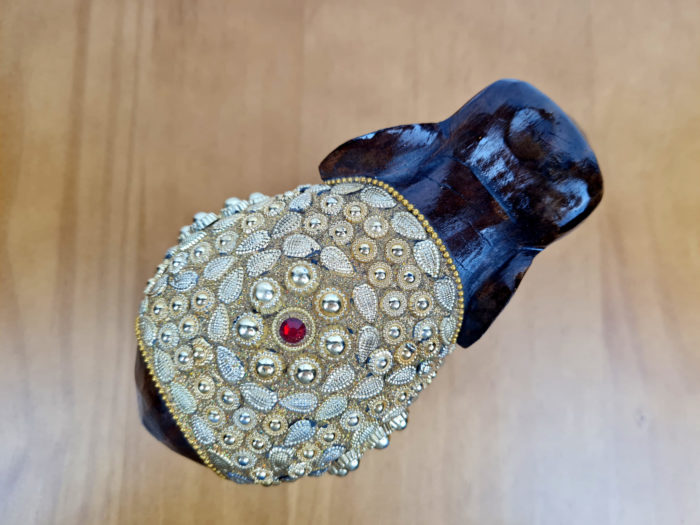 Elefante indiano de madeira com incrustações douradas 16 cm