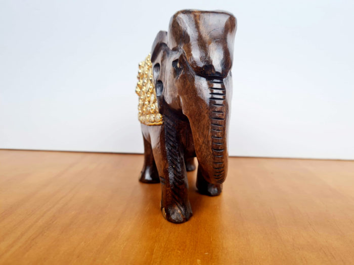 Elefante indiano de madeira com incrustações douradas 16 cm