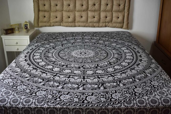 Panô indiano de algodão - Estampa de mandala preto e branco  (2.30 m x 2.10 m)