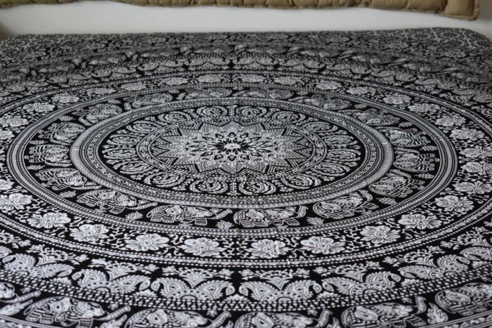 Panô indiano de algodão - Estampa de mandala preto e branco  (2.30 m x 2.10 m)