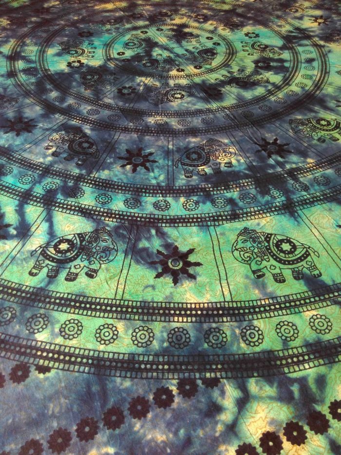 Panô indiano de algodão - Estampa de mandala e elefantes em Tie Dye (2.30 m x 2.10 m)