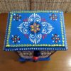Mini gaveteiro indiano de madeira com detalhes em cerâmica - 26 cm