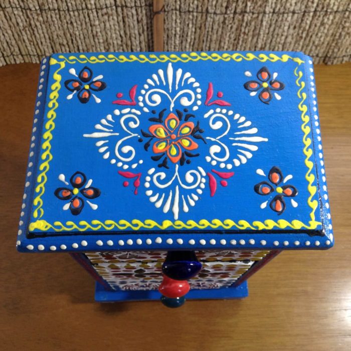 Mini gaveteiro indiano de madeira com detalhes em cerâmica - 26 cm