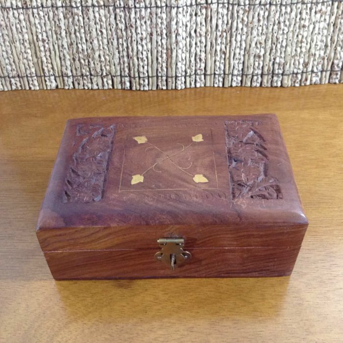Caixa indiana de madeira marchetada com embutimentos dourado (15 cm)