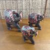 Família de elefantes indianos (trio), de madeira pintados a mão