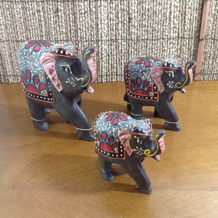 Família de elefantes indianos (trio), de madeira pintados a mão