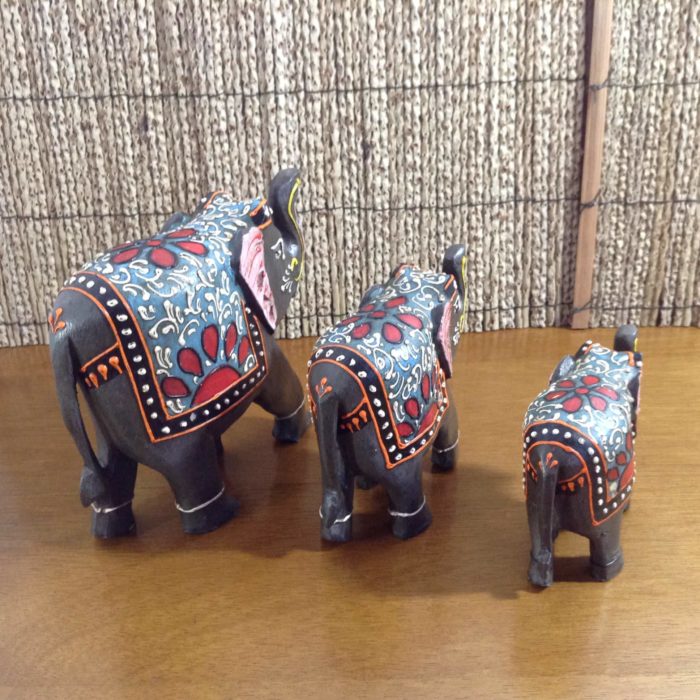 Família de elefantes indianos (trio), de madeira pintados a mão