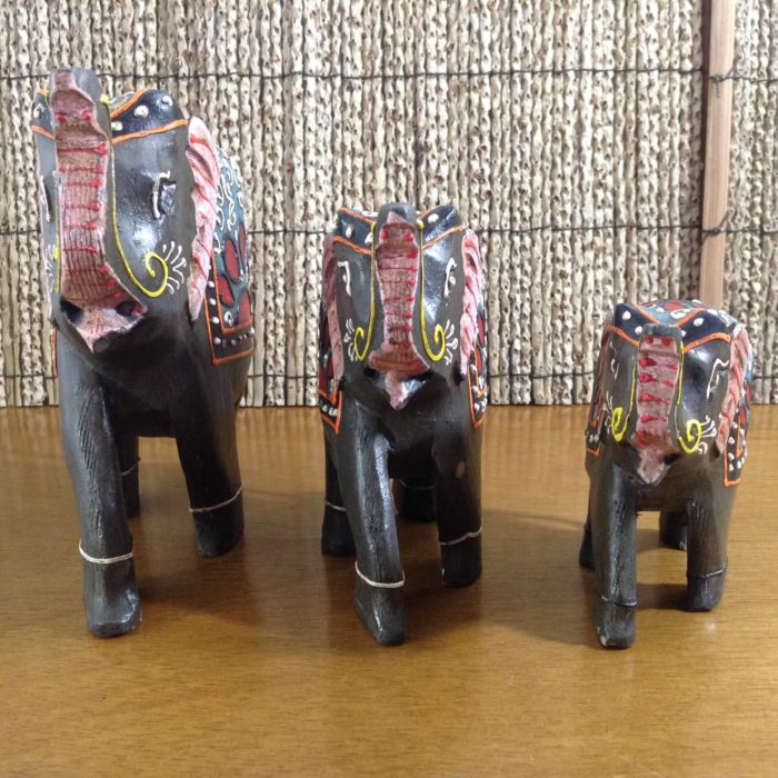 Família de elefantes indianos (trio), de madeira pintados a mão