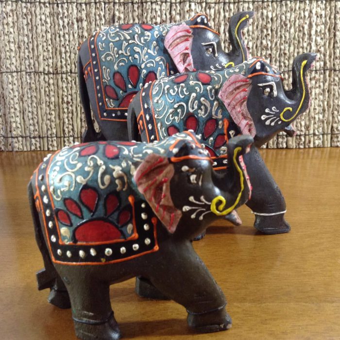 Família de elefantes indianos (trio), de madeira pintados a mão