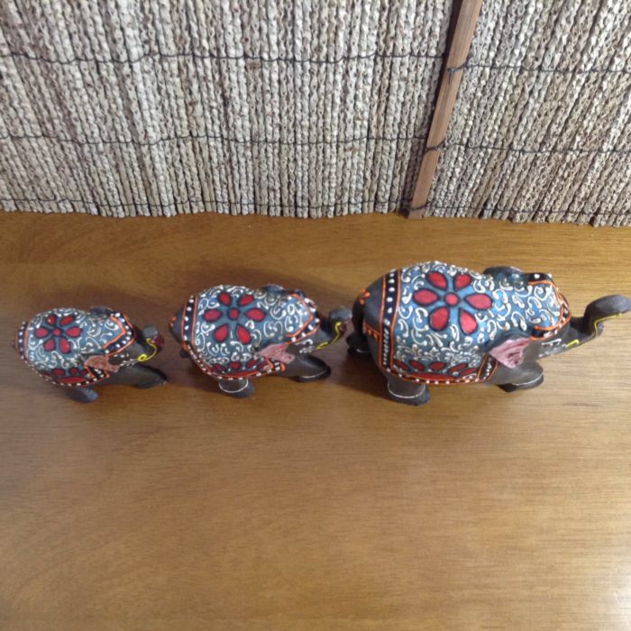 Família de elefantes indianos (trio), de madeira pintados a mão