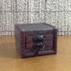 Caixinha indiana de madeira com feixe de metal (8 cm)