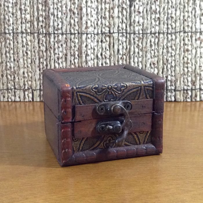 Caixinha indiana de madeira com feixe de metal (8 cm)