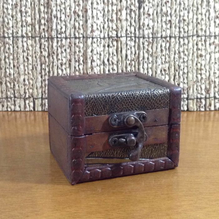 Caixinha indiana de madeira com feixe de metal (8 cm)
