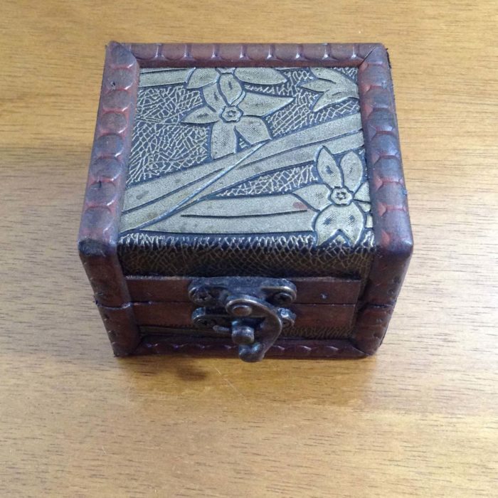 Caixinha indiana de madeira com feixe de metal (8 cm)