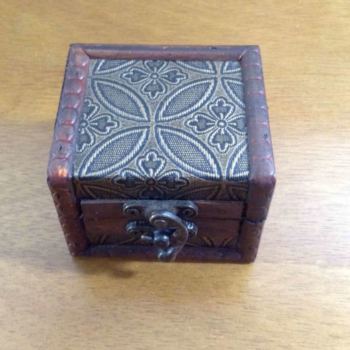 Caixinha indiana de madeira com feixe de metal (8 cm)