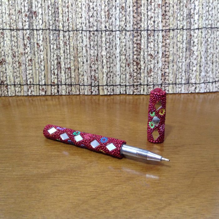 Caneta indiana artesanal de miçangas e espelhos (vermelho)