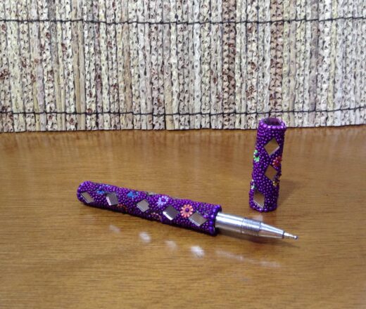 Caneta indiana artesanal de miçangas e espelhos (roxo)