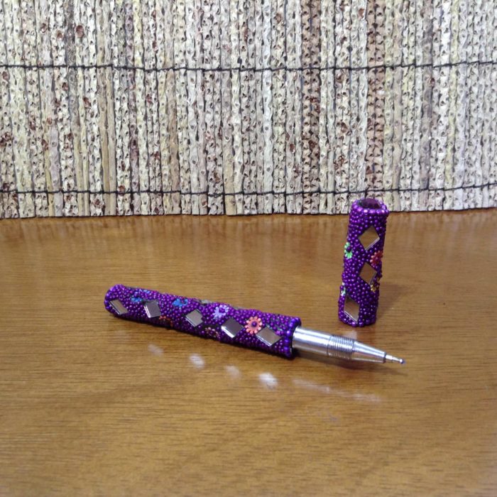 Caneta indiana artesanal de miçangas e espelhos (roxo)