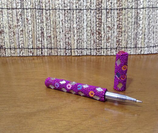 Caneta indiana artesanal de miçangas e espelhos (pink)