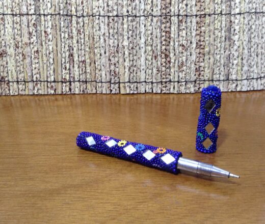 Caneta indiana artesanal de miçangas e espelhos (azul royal)