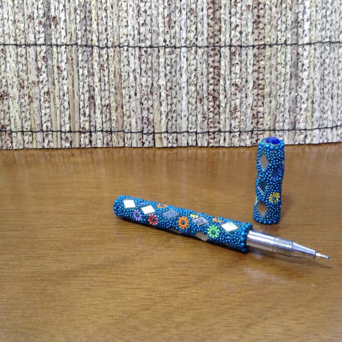 Caneta indiana artesanal de miçangas e espelhos (turquesa)