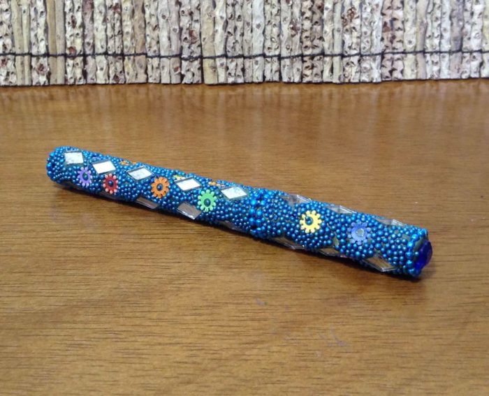 Caneta indiana artesanal de miçangas e espelhos (turquesa)
